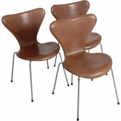 Sæt af 3 Arne Jacobsen Syver stole i patineret brun anilin læder
