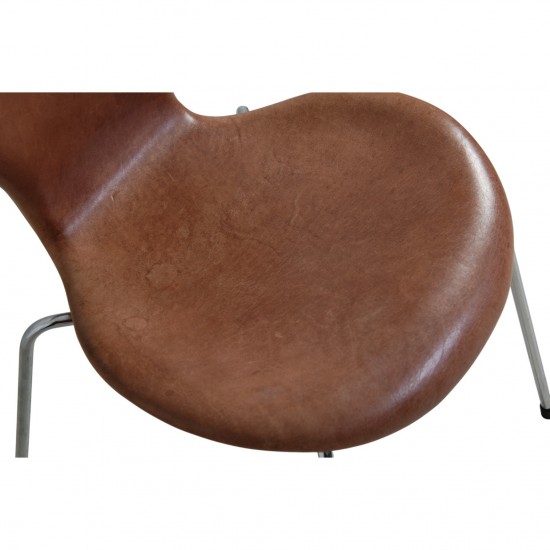 Sæt af 3 Arne Jacobsen Syver stole i patineret brun anilin læder