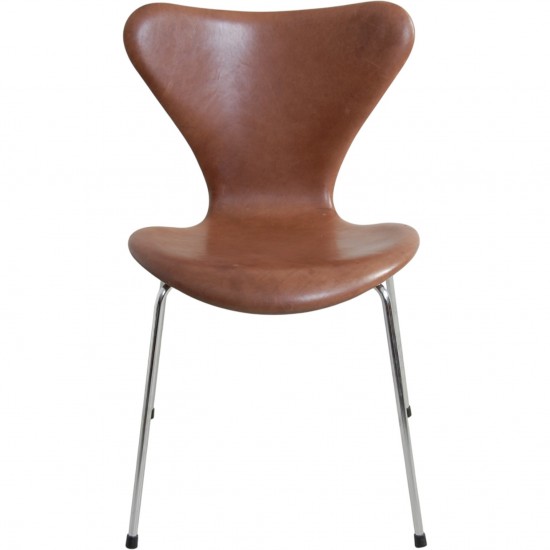 Sæt af 3 Arne Jacobsen Syver stole i patineret brun anilin læder