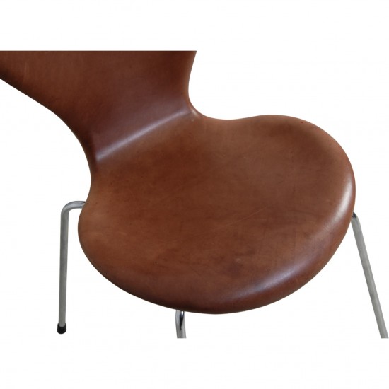 Sæt af 3 Arne Jacobsen Syver stole i patineret brun anilin læder