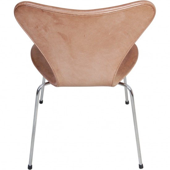 Sæt af 3 Arne Jacobsen Syver stole i patineret brun anilin læder