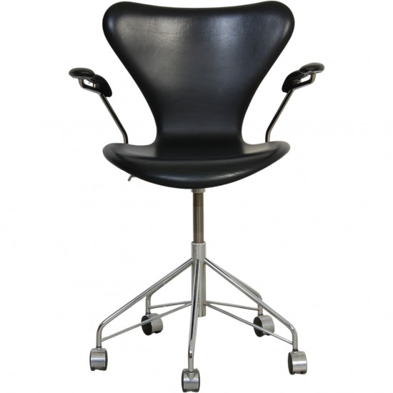 Arne Jacobsen 3217 kontorstol i patineret sort Essential læder 2000'erne