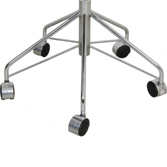 Arne Jacobsen 3217 kontorstol i patineret sort Essential læder 2000'erne