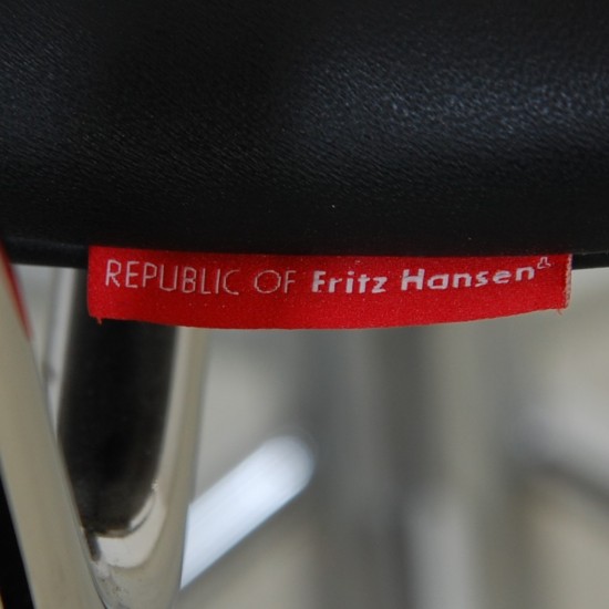 Arne Jacobsen 3217 kontorstol i patineret sort Essential læder 2000'erne