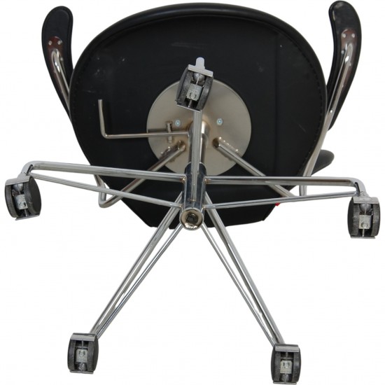 Arne Jacobsen 3217 kontorstol i patineret sort Essential læder 2000'erne