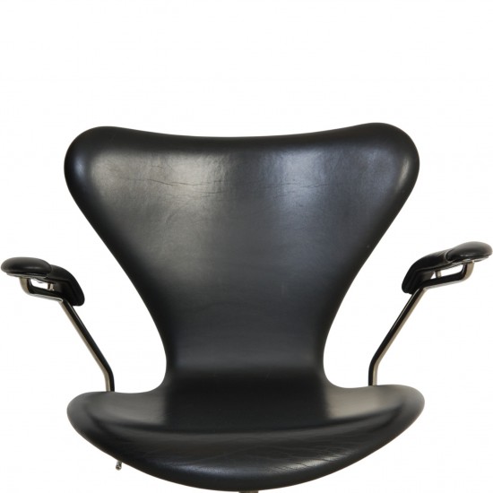 Arne Jacobsen 3217 kontorstol i patineret sort Essential læder 2000'erne