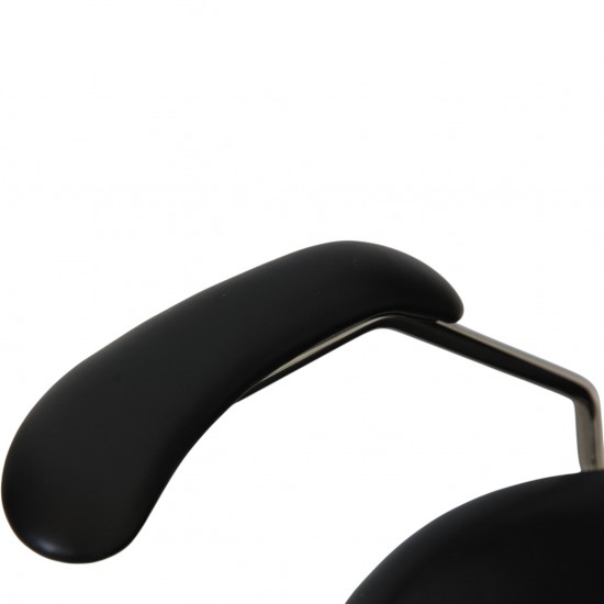 Arne Jacobsen 3217 kontorstol i patineret sort Essential læder 2000'erne