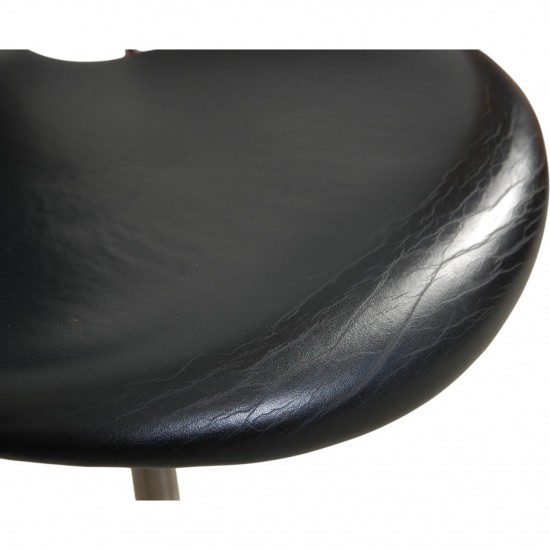 Arne Jacobsen 3217 kontorstol i patineret sort Essential læder 2000'erne