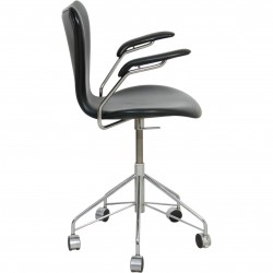 Arne Jacobsen 3217 kontorstol i patineret sort Essential læder 2000'erne