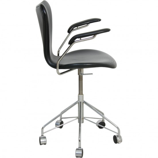 Arne Jacobsen 3217 kontorstol i patineret sort Essential læder 2000'erne