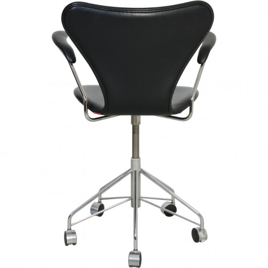 Arne Jacobsen 3217 kontorstol i patineret sort Essential læder 2000'erne