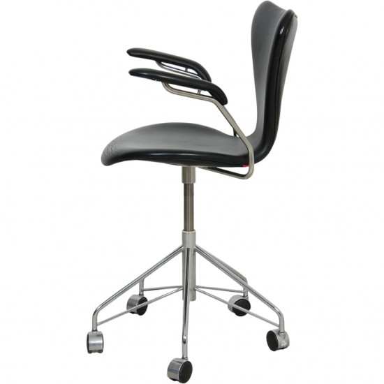 Arne Jacobsen 3217 kontorstol i patineret sort Essential læder 2000'erne