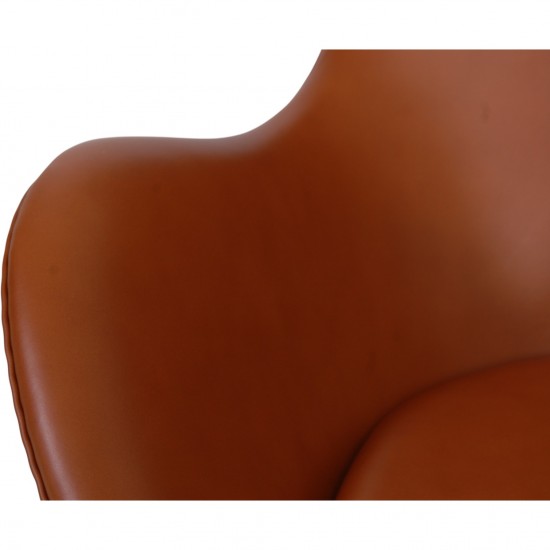 Arne Jacobsen Ægget stol nybetrukket med valnød classic læder