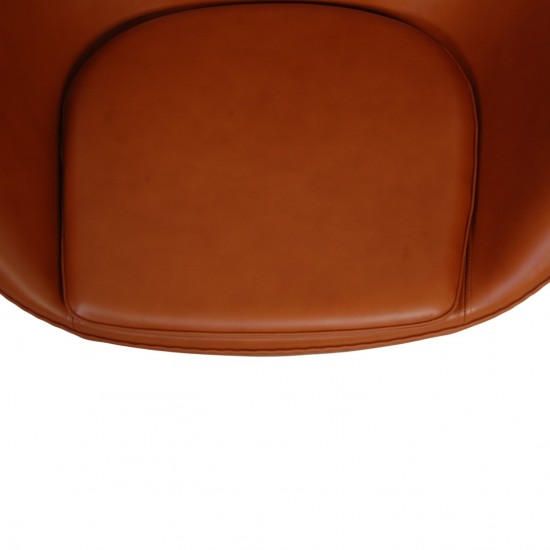 Arne Jacobsen Ægget stol nybetrukket med valnød classic læder
