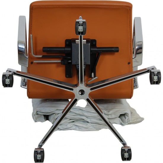 Arne Jacobsen Oxford mellemhøj kontorstol nybetrukket med Whisky classic læder