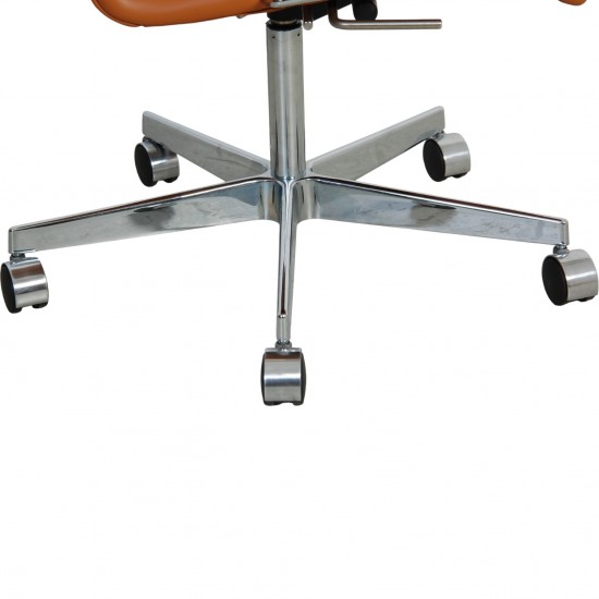 Arne Jacobsen Oxford mellemhøj kontorstol nybetrukket med Whisky classic læder