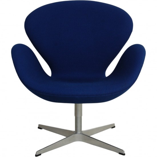 Arne Jacobsen Svane stol i blåt stof 2022