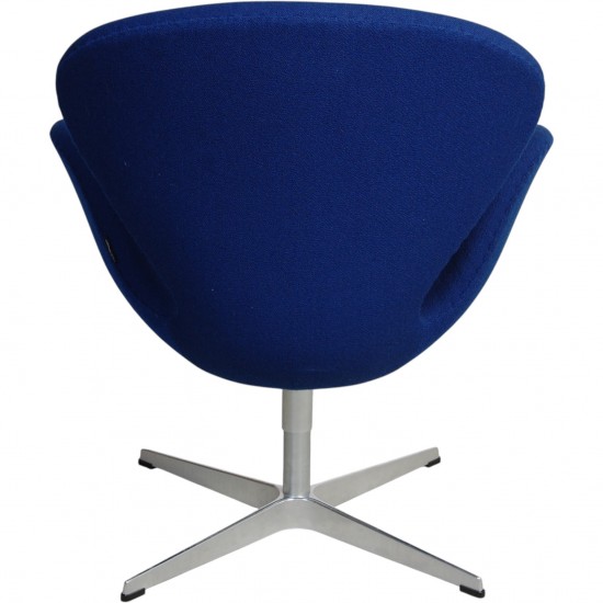 Arne Jacobsen Svane stol i blåt stof 2022