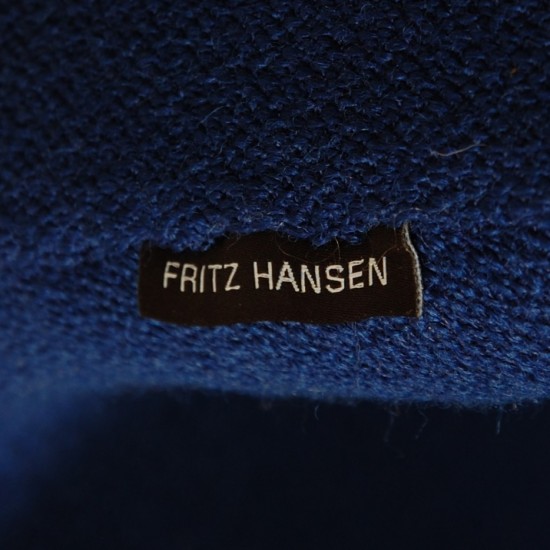 Arne Jacobsen Svane stol i blåt stof 2022