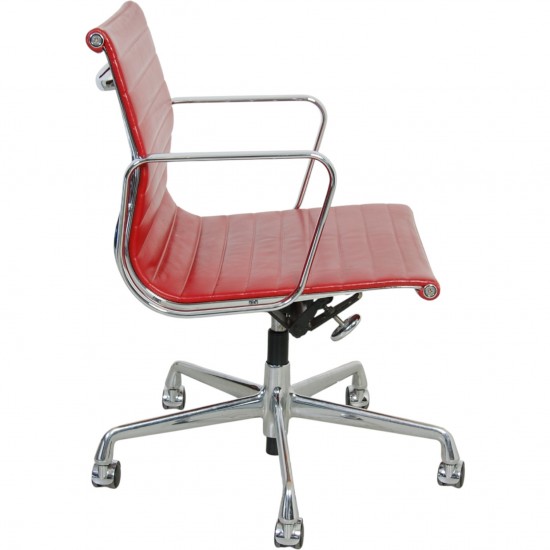 Charles Eames Ea-117 kontorstol i rødt læder