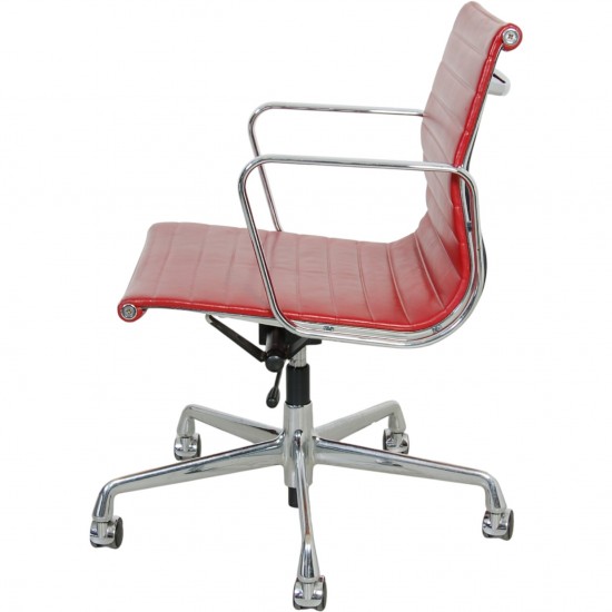 Charles Eames Ea-117 kontorstol i rødt læder