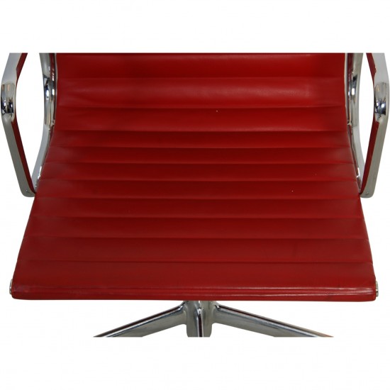 Charles Eames Ea-117 kontorstol i rødt læder