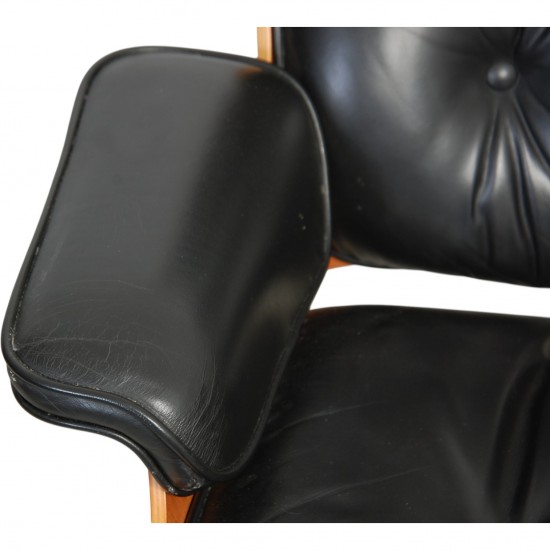 Charles Eames Lounge chair i sort læder 1990'erne