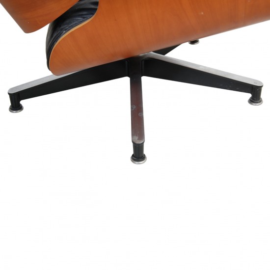 Charles Eames Lounge chair i sort læder 1990'erne