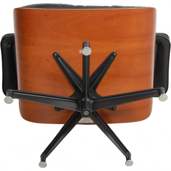 Charles Eames Lounge chair i sort læder 1990'erne