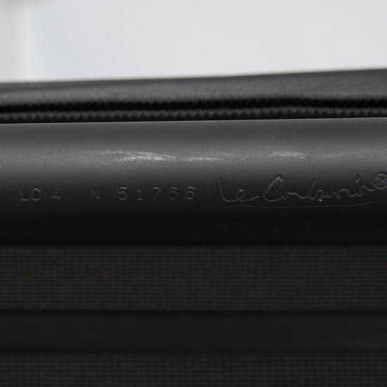 Le Corbusier LC4 chaiselongue i sort læder 2000'erne