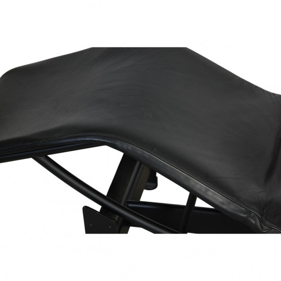 Le Corbusier LC4 chaiselongue i sort læder 2000'erne