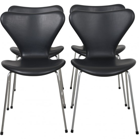 Arne Jacobsen sæt af fire Syver stole i sort classic læder