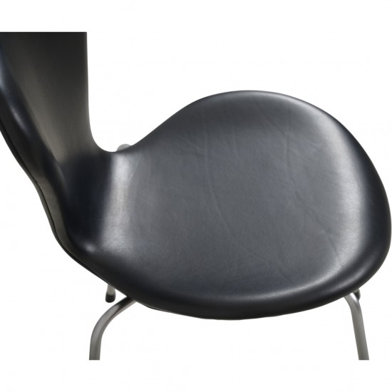 Arne Jacobsen sæt af fire Syver stole i sort classic læder