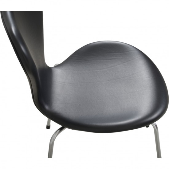 Arne Jacobsen sæt af fire Syver stole i sort classic læder