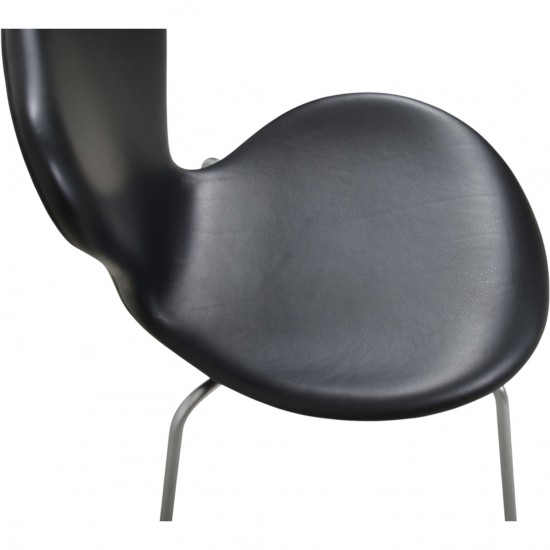 Arne Jacobsen sæt af fire Syver stole i sort classic læder