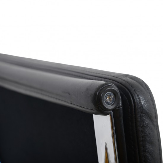 Charles Eames EA-209 stol i sort læder med tilt 1990'erne