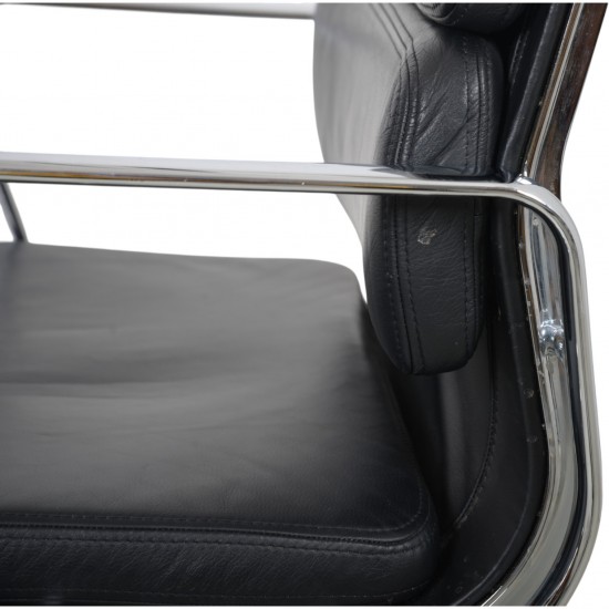 Charles Eames EA-209 stol i sort læder med tilt 1990'erne