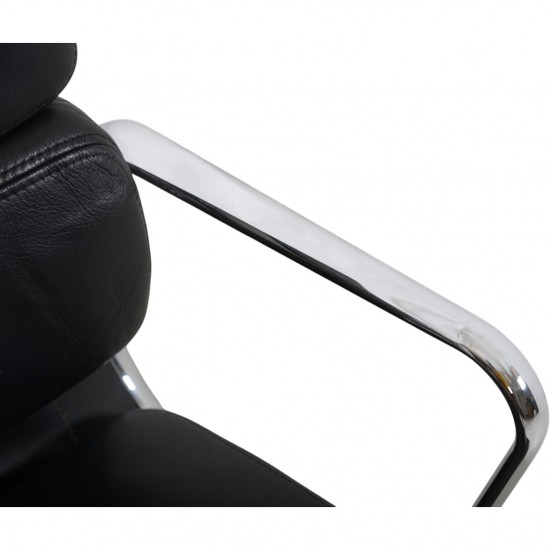 Charles Eames EA-209 stol i sort læder med tilt 1990'erne