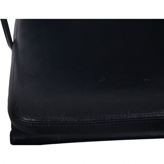 Charles Eames EA-209 stol i sort læder med tilt 1990'erne