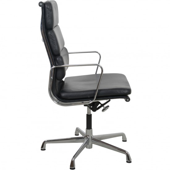 Charles Eames EA-209 stol i sort læder med tilt 1990'erne