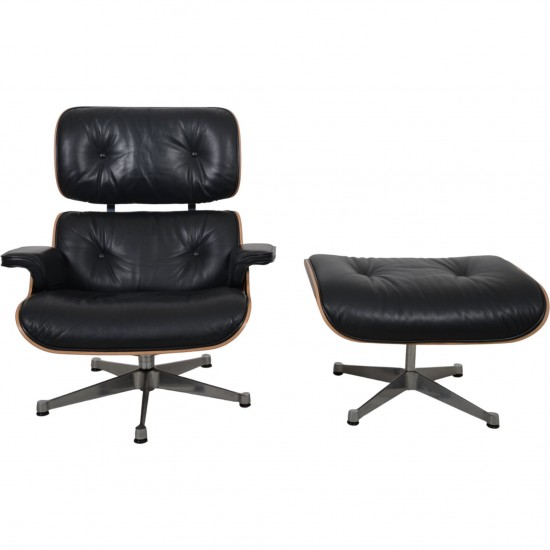 Charles Eames Lounge chair med ottoman i sort læder og valnød 2021