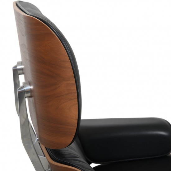 Charles Eames Lounge chair med ottoman i sort læder og valnød 2021