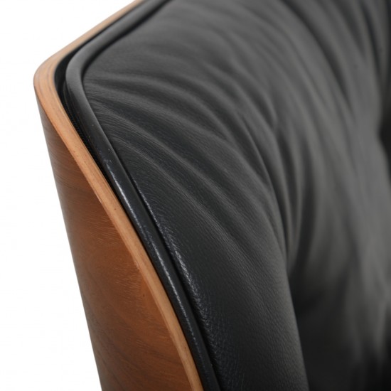 Charles Eames Lounge chair med ottoman i sort læder og valnød 2021