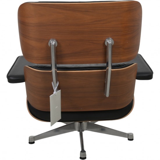 Charles Eames Lounge chair med ottoman i sort læder og valnød 2021