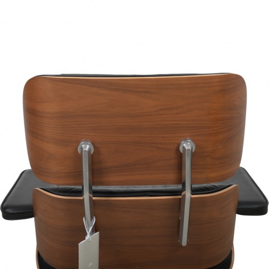 Charles Eames Lounge chair med ottoman i sort læder og valnød 2021