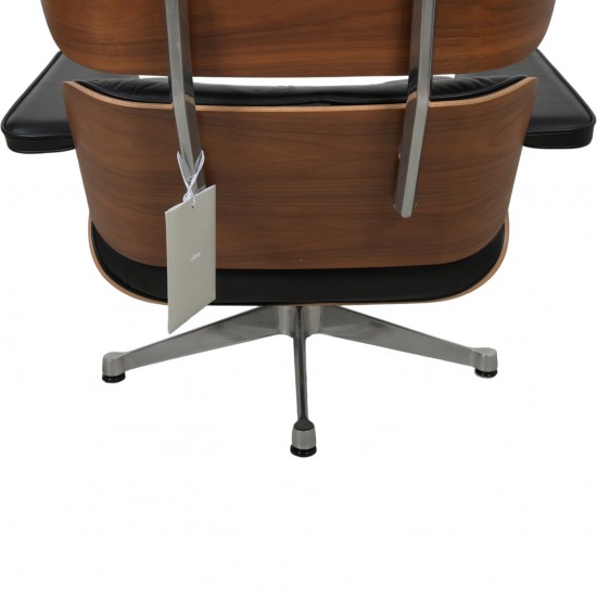 Charles Eames Lounge chair med ottoman i sort læder og valnød 2021