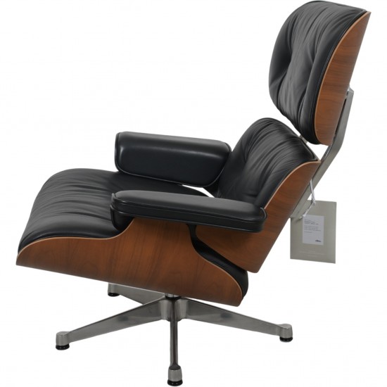 Charles Eames Lounge chair med ottoman i sort læder og valnød 2021