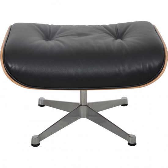Charles Eames Lounge chair med ottoman i sort læder og valnød 2021