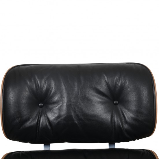Charles Eames Lounge chair med ottoman i sort læder og valnød 2021