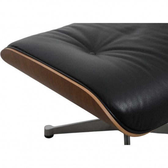 Charles Eames Lounge chair med ottoman i sort læder og valnød 2021